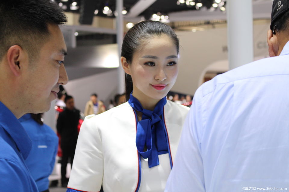 2016北京车展车模换制服美女礼仪抓拍